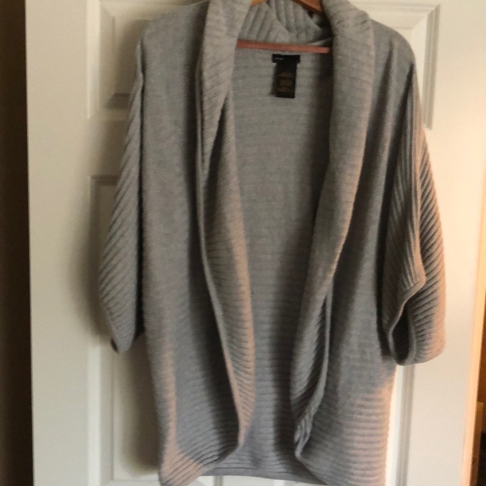 Gray cape. - Picture 2 of 3